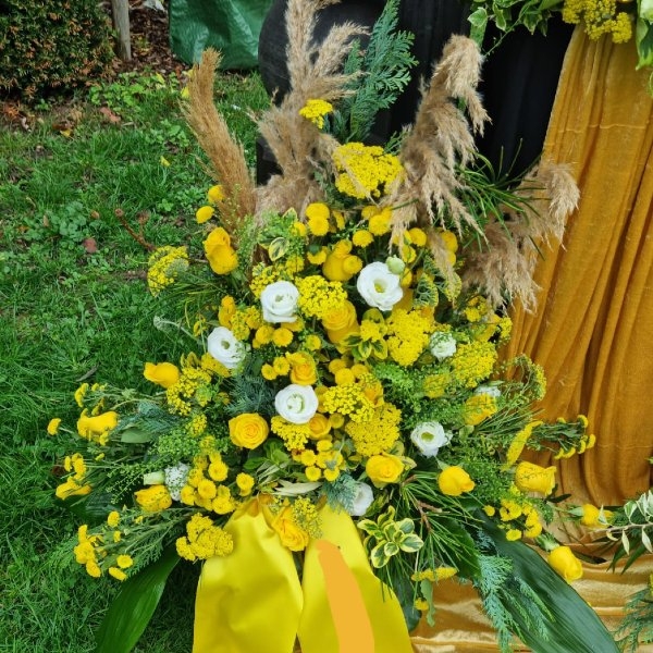 Gesteck mit gelben Blumen und weißen Akzenten Bild 1